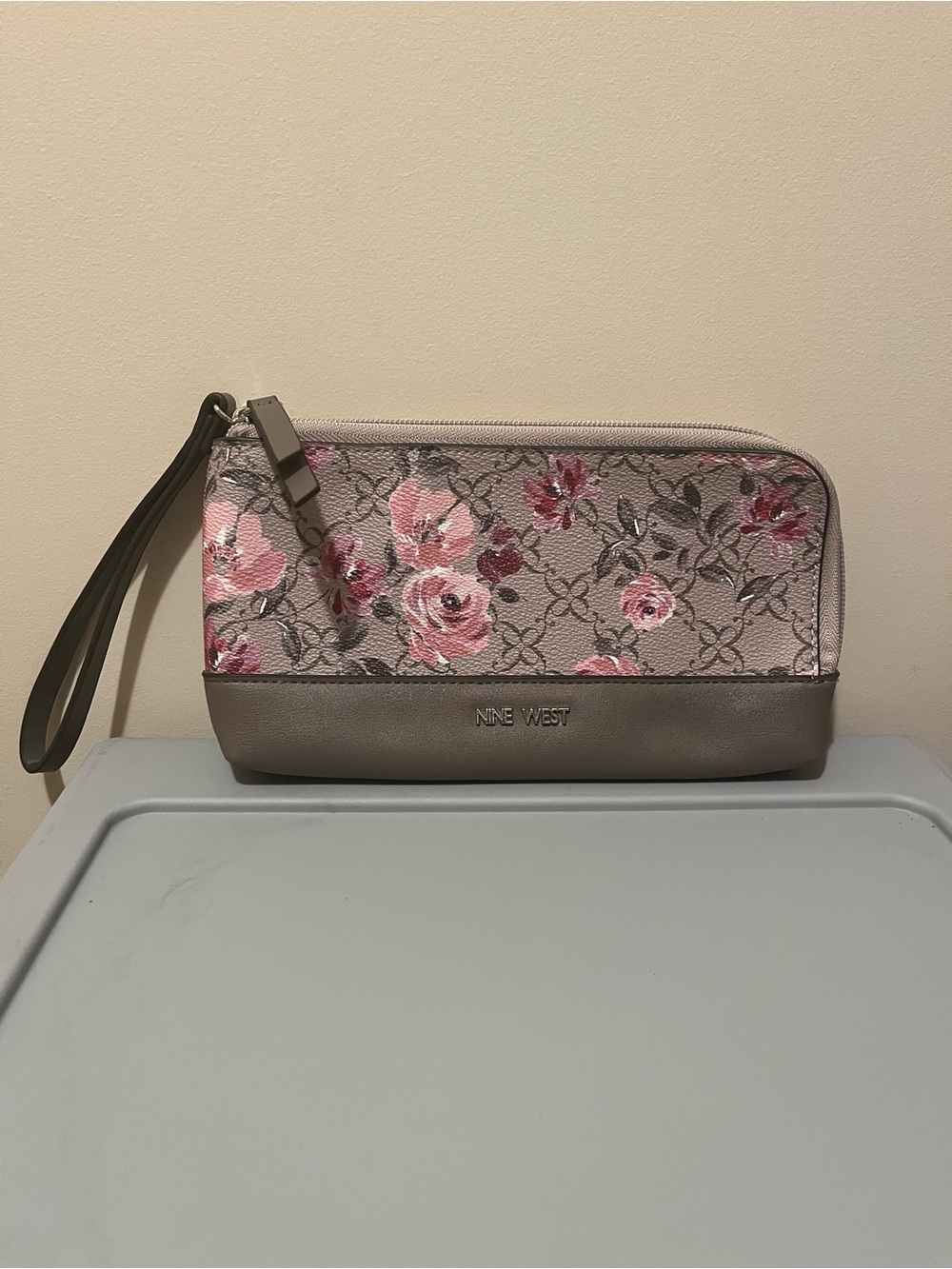 Nine West wristlet clutch